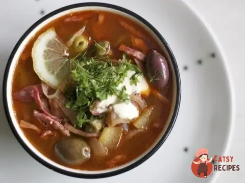 М'ясна солянка з каперсами та солоними огірками