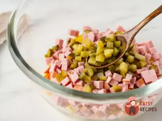 Крок 6: Салат «Шапка Діда Мороза» з ковбасою