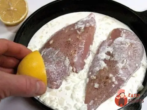Курячі грудки, запечені у вершках, під сиром