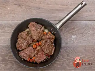 Медальйони з яловичини з грибним соусом