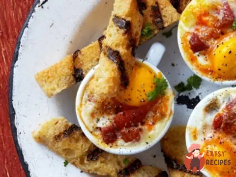 Запечені яйця з чорізо і сиром бри