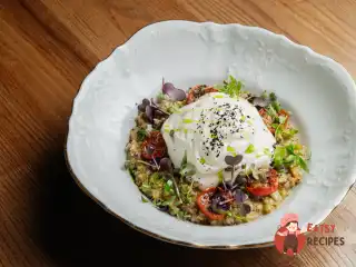 Зелена гречка з білими грибами