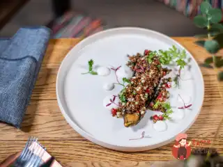 Запечений баклажан з табулі з кіноа та сметаною