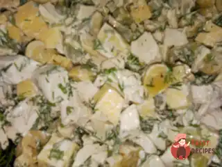 Курячий салат з маринованими грибами та сиром