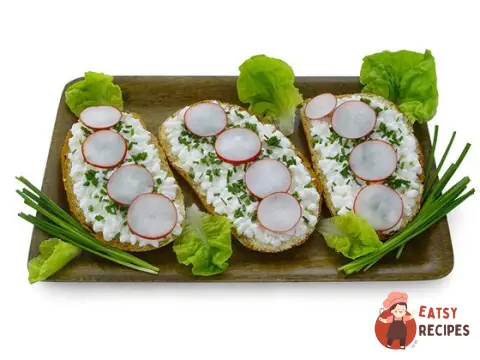 Сендвічі з редискою, зеленою цибулею, кунжутом та імбиром