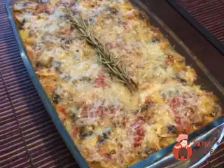 Запечена полента з грибами, помідорами та моцарелою