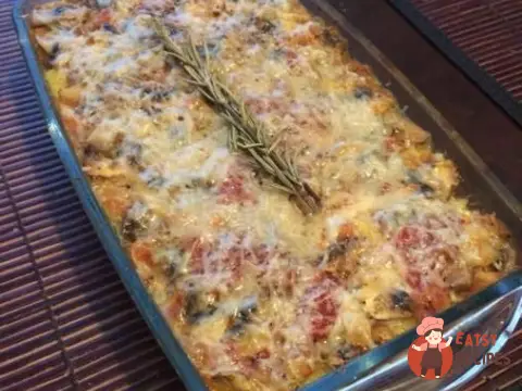 Запечена полента з грибами, помідорами та моцарелою