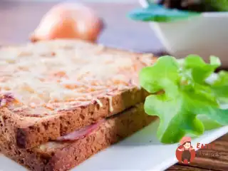 Тости з шинкою та камамбером