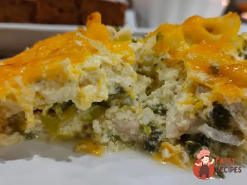 Куряча грудка, запечена з цвітною капустою та шпинатом