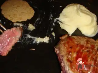 Стейки з яловичини з перцевим соусом та картопляним пюре