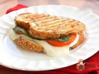 Бутерброд «Капрезе із соусом»