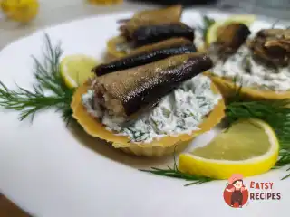 Начинка для тарталеток із солоними огірками та шпротами