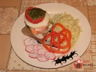 Стейк із форелі на подушці із чорного хліба під соусом песто з рисом