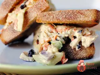 Курячий салат з каррі та журавлиною