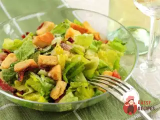 Салат "Цезар" класичний з анчоусами.