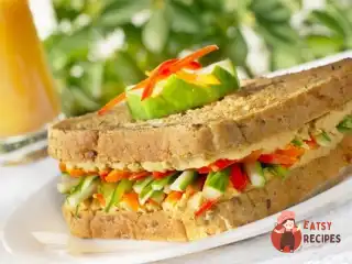 Сендвіч зі свіжими овочами та сиром