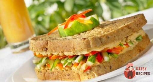 Сендвіч зі свіжими овочами та сиром