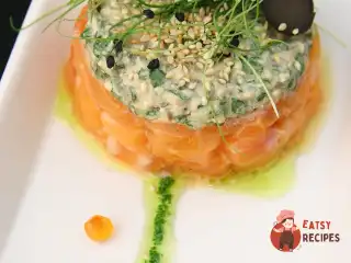 Тартар з лосося з кремом з козиного сиру та соусом з олії та пряних трав