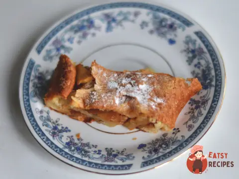 Яблучний штрудель з родзинками та корицею