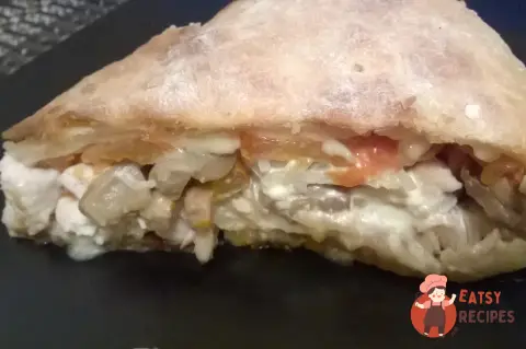 Закрита піца з грибами та куркою