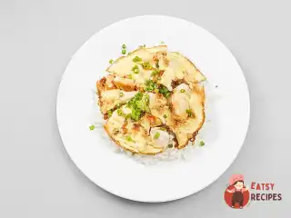 Оякодон (японський омлет з рисом та куркою)