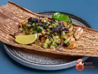 Трубач на око з білими грибами