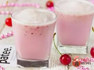 Вишневий смузі з йогуртом