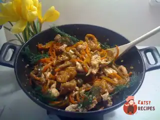 Відварена курка з соусом з овочів і галушками, смаженими в китайській суміші п'яти прянощів.