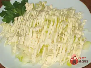 Ніжний курячий салат із яєчними рулетами