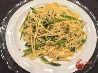 Феттучіні з пряжею та молодим горошком