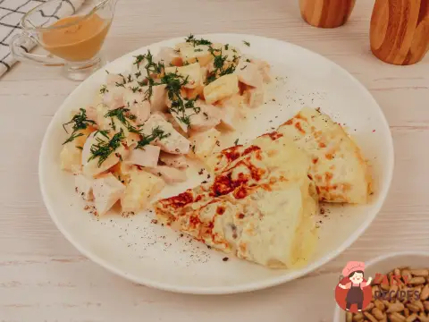 Салат із яєчними млинцями, куркою та ананасом