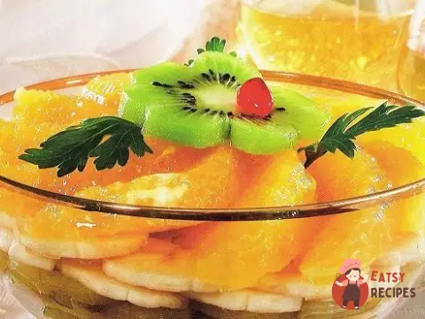 Різнокольоровий фруктовий салат з чорносливом та горіхами.