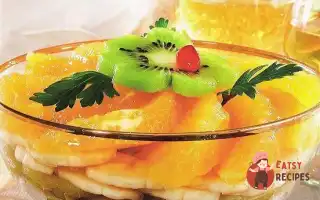 Різнокольоровий Фруктовий Салат З Чорносливом Та Горіхами.