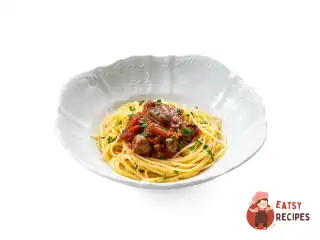 Тушковані курячі сердечка зі спагеті