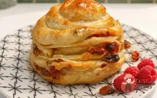 Крафін з родзинками з листкового тіста