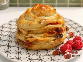 Крафін з родзинками з листкового тіста