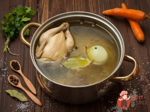Домашня курка в цибульно-яєчному бульйоні