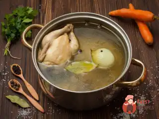 Домашня курка в цибульно-яєчному бульйоні