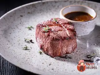 Філе міньйон з грибним соусом і чебрецем