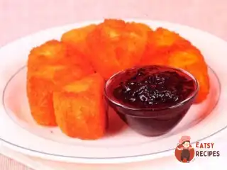 Камамбер із журавлинним соусом