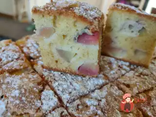 Шарлотка з нектаринами