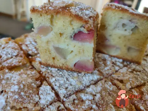 Шарлотка з нектаринами