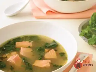 Лосось у зеленому бульйоні з каррі
