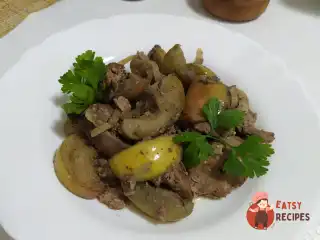 Куряча печінка з яблуками