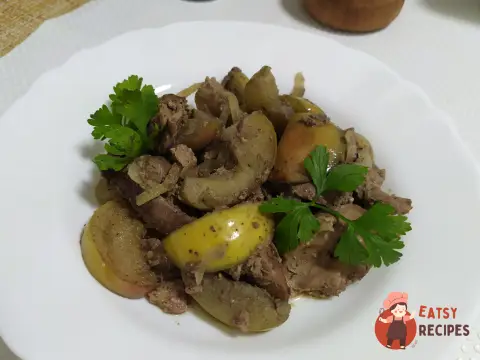 Куряча печінка з яблуками
