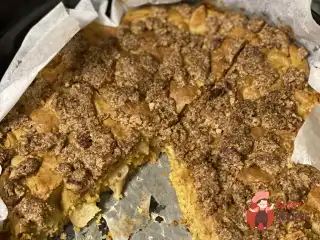 Яблучний пиріг зі скремблом із пекану