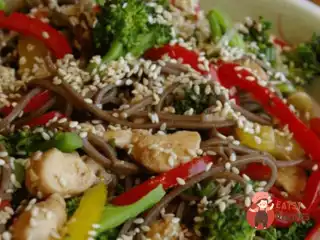 Соба з куркою та овочами