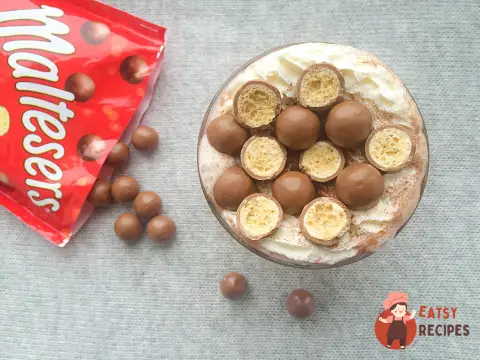 Молочний гарячий шоколад з цукерками Maltesers