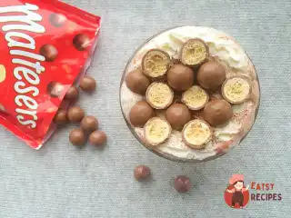Молочний гарячий шоколад з цукерками Maltesers