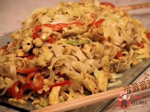 Локшина з курячою грудкою, овочами та кокосовим молоком по-тайському